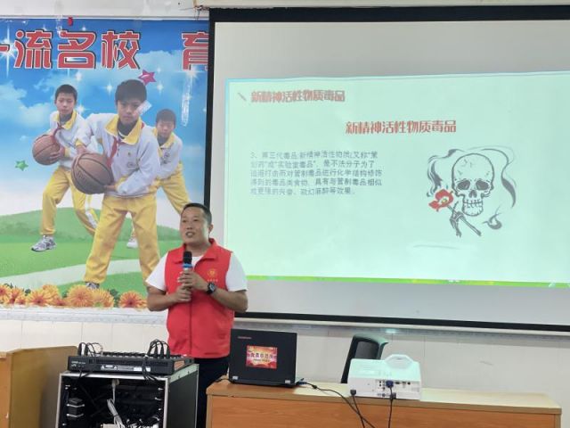 禁毒宣傳進(jìn)校園，讓青春綠色無毒 (3).jpg