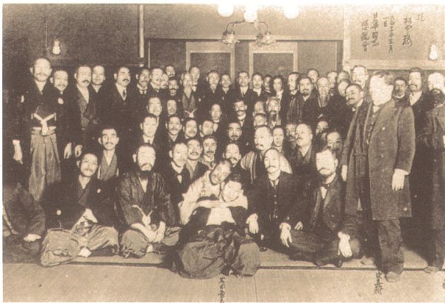 2-8、照片：孫中山在東京松本樓與日本“日華同志懇親會”的會員會晤并合影.jpg