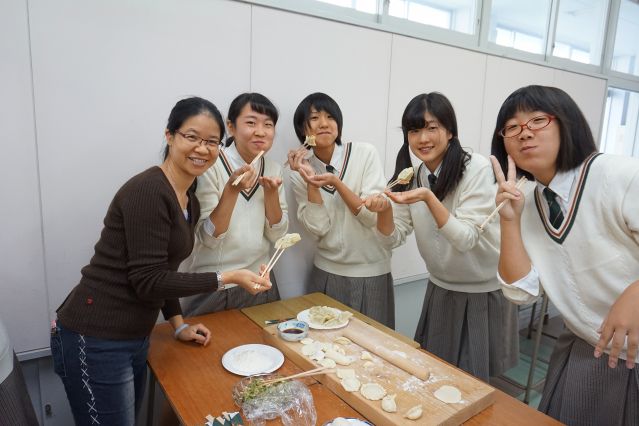 5-14 長崎學(xué)生學(xué)習(xí)包餃子.JPG